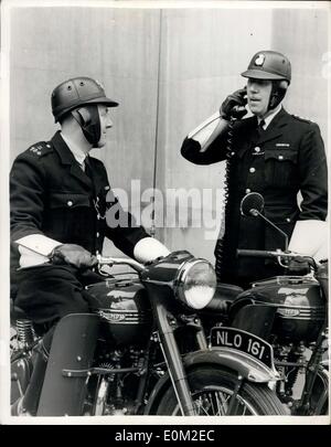 12 mars 1953 - Casques pour la police : Sir Harold Scott, commissaire de la Police métropolitaine, a émis l'ordre que tous les agents de police à vélo dans la région de London sont à porter des casques. Un casque spécial de fibres durs pesant llb. 2os, a été conçu pour eux. Photo montre : Inspecteur en chef P. Moore (à droite), Brewis, portant les nouveaux casques, aujourd'hui à Scotland Yard. Le casque sera généralement émis dans environ six semaines de temps. Banque D'Images