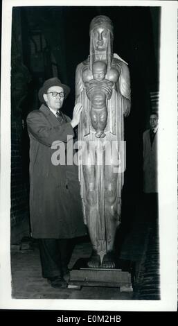 24 mars 1953 - Envoi en journée pour la sculpture à l'Académie. La pièce de ''Gog et Magog'' Fame. : photo montre M. David Evans, qui vit à Welwyn Garden City - avec son bois cerving en birman Tesk intitulé ''Mère et enfant'' - arrivée à l'Académie royale ce matin. M. Evans - qui vient de Menchester (à l'origine) est l'artiste qui a travaillé sur les nouvelles productions de ''Gog et Magog'' qui sont à replece ces ruiné par les bombes - au Guildhall. Banque D'Images