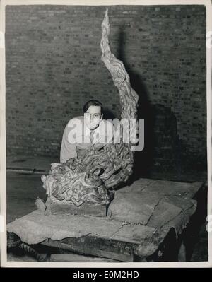 24 mars 1953 - Envoi - en journée pour la sculpture à Burlington House. ''Reinincarnation'' arrive. Photo montre ''la réincarnation'' un plâtre couleur ardoise travail par Mme Eva Château d Knightabridge est livré sur un chariot - par des ouvriers - de Burlington House ce matin - envoi à jour pour l'Académie Royale Exposition- section Sculpture. Banque D'Images