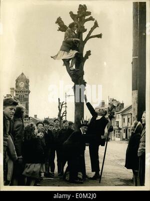 Avril 04, 1953 - Cérémonie d'Hocktide à Hungerford. L'ancienne fête traditionnelle à hocktide, s'est tenue aujourd'hui à Hungerford, Berks. Conformément à la coutume, le Tuttimen est passé par la ville avec leur décoration fleurs portées, de recueillir leur '''' un baiser ou un centime des femmes de la ville. Photo : Keystone montre M. R.A. Bartholomew, un tuttiman, sa portée, étant assisté par M. G. T. Scarlett dans un arbre pour obtenir son ''date'' - un baiser ou un denier, de Mme Gillian Fraser, à Hungerford aujourd'hui. Banque D'Images