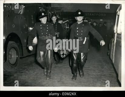 Avril 04, 1953 - Neuf morts dans la catastrophe du Tube : Neuf personnes sont mortes aujourd'hui connu dans le tube Central Line disaster à Stratford hier soir, le pire dans l'histoire de l'underground de Londres. La photo montre l'un des blessés dans l'accident en cours à une ambulance hier soir. Banque D'Images