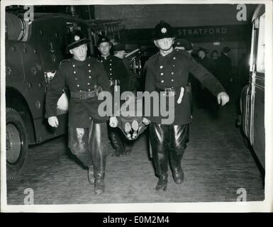 Avril 04, 1953 - Neuf morts dans la catastrophe du tube. Neuf personnes sont mortes aujourd'hui connu dans le tube Central Line disaster à Stratford hier soir - les pires de l'histoire souterraine de Londres. Photo : Keystone montre l'un des blessés dans l'accident en cours à une ambulance hier soir. Banque D'Images