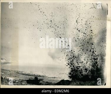 Avril 04, 1953 - Les Jets d'eau haute puissance utilisée pour effacer Loi des Anti-Invasion Mines à Coquelles : Les hommes de l'A.C. Des escadrons de neutralisation des bombes à l'aide de jets d'eau haute puissance pour laver des mines anti-invasion du sable - au cours de leurs activités d'immersion à Folkestone. Les mines ont été mis là il y a plus de 12 ans. La photo montre l'un des jets haute puissance déclenche une des mines - qui est vu exploser. Banque D'Images