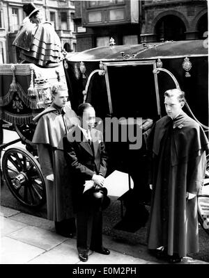 Mai 06, 1953 - Londres, Angleterre, Royaume-Uni - (photo) l'Ambassadeur de la Thaïlande à Londres, à l'WONGSANUVATRA DEVAKULA, quitte le Thai Banque D'Images