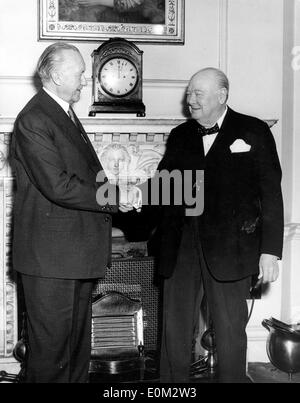 Sir Winston Churchill accueille le Dr Adenauer Banque D'Images