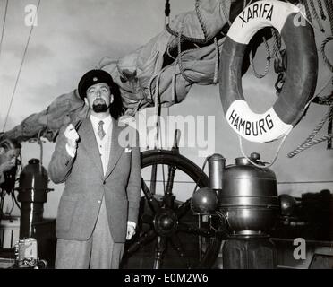 Pionnier de la plongée sous-marine Hans Hass dans un uniforme de capitaine sur un bateau Banque D'Images