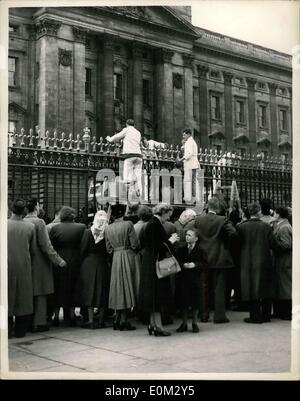 Avril 13, 1953 - La rénovation les grilles de Buckingham Palace - et la foule regarde la garde côtière canadienne en pleine évolution. Photo montre la scène à la Buckingham Palace ce matin comme travailleurs continue sa tâche de la peinture des garde-corps en état de disponibilité pour le Couronnement. L'intérêt de ces derniers est prise par l'évolution de la Garde cérémonie. Banque D'Images