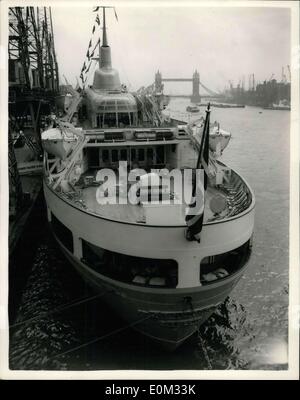 21 mai 1953 - Nouveau navire norvégien sur Voyage inaugural. : photo montre le transport de passagers qui ont été les hôtes de la Fred Olsen ligne  = le nouveau navire norvégien moderne ''Braemar'' - est amarré près du Pont de Londres, après avoir effectué son voyage inaugural, de 6 000 tonnes, l'Braemer sera exploitée à la Newcastle - exécution d'Oslo, et va quitter Londres le 16 juin. Banque D'Images