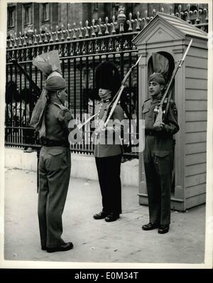 29 mai, 1953 - Le Pakistan plus de troupes prendre garde Remise au Palais : Les membres de la Forces Pakistan a pris en charge la garde des Grenadiers à Buckingham Palace aujourd'hui. Photo montre la scène comme les commandes sont lire plus - au cours de la remise de la Garde par les grenadiers de la Forces Pakistan ce matin au Palais de Buckingham. Banque D'Images