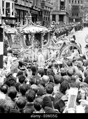 Les rues bondées de Londres au cours du couronnement de la reine Elizabeth II Banque D'Images