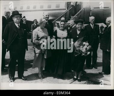 Juin 06, 1953 - Le Dr Mlan arrête à Amsterdam : Le Dr Malan, le premier ministre sud-africain, et son épouse, est arrivé à Amsterdam par l'air, pour un séjour de quelques jours, sur le chemin du retour après avoir assisté au couronnement. Photo montre à l'arrivée à l'aéroport d'Amsterdam Mme Malan a été présenté avec un bouquet de fleurs par une femme de Seeland, en signe de remerciement pour l'inondation de l'Afrique du Sud de l'aide aux victimes de la région. Sur la gauche est le Dr Malan. Banque D'Images