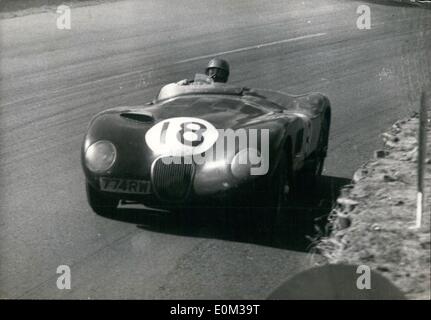 Mai 05, 1953 - La voiture gagne 24 Heures du Mans : la Jaguar la voiture gagnante tirée par Rolt-Hamilton en vitesse de remplissage. Banque D'Images