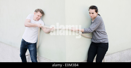 Angry couple corde de traction et d'autre pposite maison d'angle de l'image conceptuelle dans une relation de conflit des deux parties,détermination Banque D'Images