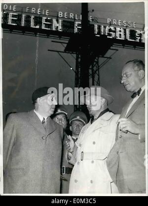 Juin 06, 1953 - Le professeur Ernst Reuter s'informe à propos de la situation à Berlin. Le maire de Berlin, professeur Eenst Reuter, qui est retourné à Berlin ouest, aujourd'hui, immédiatement passé à la Potsdamer Platz, le théâtre de manifestations d'hier de travailleurs Eastberlin,P.S. de gauche à droite. Le professeur Ernst Reuter, président de la police de Berlin, Stumm' et le sénateur Bach. Banque D'Images