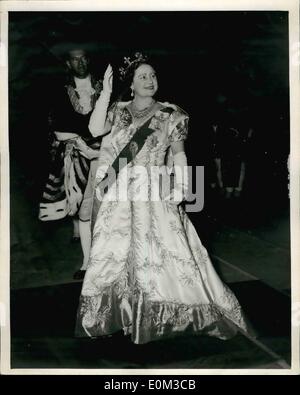 Juin 06, 1953 - Le couronnement de reine mère retourne au Palace de l'Abbaye ; photo montre la reine Elizabeth la reine mère a accueille sur slighting vagues de son entraîneur à Buckingham Palace. Banque D'Images