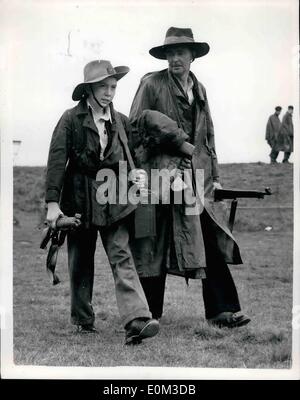 Juin 06, 1953 - PREMIER JOUR DU BISLEY MONTING PÈRE ET FILS DE KEYSTONE PROMENADES PHOTO MONTRE :- père et fils H.W. Roberts et son fils de 13 ans à la marche ROBERTE TREVOR butts pour participer à la ''weepatable» la concurrence à Bisley - premier jour de la réunion d'aujourd'hui. Ils viennent d'LLANGOLDH, Weles. Banque D'Images