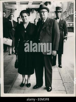 05 mai 1953 - le premier ministre sud-africain arrive pour le couronnement...  . La photo montre le Dr Malan le premier ministre d'Afrique du Sud - vu avec sa femme à l'hôtel Dorchester cet après-midi..ils ont voyagé de Southampton bCER - pour les cérémonies du couronnement. Banque D'Images