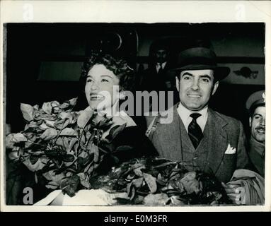 Mai 05, 1953 - Tyrone Power et Linda Christian arrivent à Rome. Tyrone Power, le célèbre film star, et sa charmante épouse, Linda Christian, étaient tout sourire alors qu'ils sont arrivés par avion à Rome pour de courtes vacances. Banque D'Images