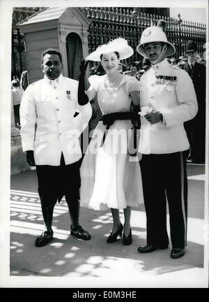 Mai 05, 1953 - Royal Garden party au Palais de Buckingham - PHOTO MONTRE :- grands et Lady Edwards et grands Takala (en jupe) de l'Îles Piji arrving au Palais. Banque D'Images