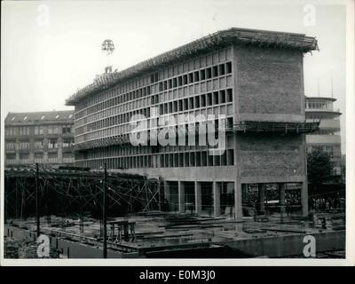 05 mai 1953 - bâtiment moderne de la bibliothèque européenne : ce bâtiment moderne et représentatif a été rendu possible par   5 millions de dons, provenant du fonds des ''objectifs communs de   et de la république. L'ancien secrétaire d'État américain Dean Acheson l'a consacré à l'amitié entre nous et Berlin et aux victimes dans la lutte pour la liberté, occasionnellement une visite à Berlin l'année dernière. Banque D'Images