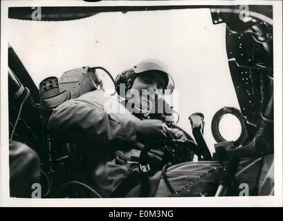 Mai 05, 1953 - Canberra britannique bomber jet crée un nouveau record mondial d'altitude de plus de douze milles. Il vient d'être annoncé officiellement que le Canberra britannique Bomber jet, alimenté par deux Bristol Olympus - turbo moteurs à réaction, et piloté par le commandant Ming W.F. Gibb, D.S.O., D.F.C. - Le 4 mai. Configurer un nouveau record mondial d'altitude pour la classe C. les avions. Observé par les fonctionnaires de l'Royal Aero Club et de la Fédération Internationale - l'Olympia Aeronatique Canberra a pris de l'Aérodrome de Filton et 14.32 hrs. et s'est posé de nouveau à 15,33 hrs après cresting un nouveau record de plus de 12 kilomètres de hauteur Banque D'Images