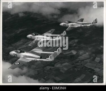 Mai 05, 1953 - La photo officielle du ministère de l'air (Crown copyright réservés. C. 1031.). À réaction Vampire T.II en service dans la Royal Air Force. Vampire T.II jet - pratique du vol en formation des formateurs. Ces avions seront éventuellement standardisé à toutes les écoles d'entraînement aérien où les élèves vont les faire voler après avoir terminé leur cours de base sur multimoteur piston Provost des formateurs. Banque D'Images