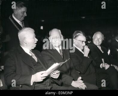 Mai 05, 1953 - 50e anniversaire de la ''eutschers Museum'' (Musée Allemand) : à l'occasion du 50e anniversaire du Musée Allemand de Munich. Un festival a eu lieu dans la grande salle des fêtes du Musée Allemand. De nombreux membres éminents ont assisté au Festival. Photo montre (De gauche à droite) :- Zeneck notoires, un conseiller privé de Bavière ; le Prince Rupprecht de Bavière ; Herr Reusch, directeur ; et M. Schubert, Ministre. Derrière Herrr Zeneck (debout) est professeur San Niccolo, le recteur de l'Université de Munich. Banque D'Images