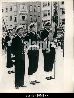 Mai 05, 1953 - Prince Albert - aspirant (admissible) : le Prince Albert de Liège, qui va représenter son frère, le Roi Baudounin au couronnement, vient de faire sa première apparition dans l'uniforme qu'il s'use dans l'abbaye. Il a été classé en tant que l'aspirant de marine, l'équivalent de sous-lieutenant dans la Marine belge. Le Prince Albert a pris son service à Ostende, et a été accueilli à la mine cérémonieusement vastes escadron basé là-bas. La photo montre le Prince Albert de Liège en centre, la prestation de serment, à Ostende. Sur la gauche est le Commodore Timmermans. Banque D'Images