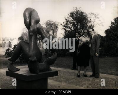 Mai 05, 1953 - Exposition en plein air d'art plastique de 1953 à Hambourg Hambourg : la célèbre Alsterparkl a lieu une exposition internationale de plastique. Photo montre ''Oxeanide'', un bronc-plastique conçu par Henri Laurens. Banque D'Images