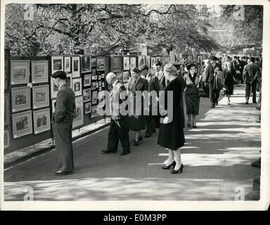 Mai 05, 1953 - Open - Exposition d'art de l'air à Londres. Vue générale de Embankment Gardens. : La sixième édition des open-sir afficher de la peinture a organisé la L.G.C. est détenu au Victoria Embankment Jardin aujourd'hui. La photo montre la vue générale de l'exposition ce matin. Banque D'Images