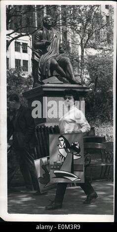 Mai 05, 1953 - Exposition d'art en plein air à Londres... Robert Burns - Regarde vers le bas.. La sixième édition des open-air de peintures organisée par le L.C.C. se tiendra au Victoria Embankment Gardens... Photo : Keystone montre la Statue de Robert Burns semble être à la recherche vers le bas sur cette jeune femme qu'elle arrive avec quelques uns de ses expositions modernes - à l'Embankment Gardens. Banque D'Images