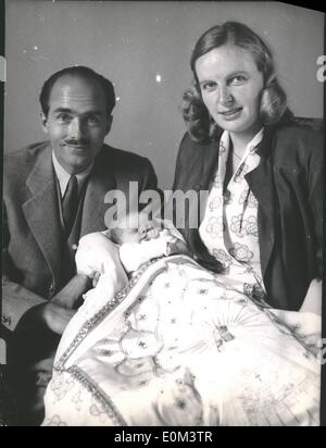 Juin 06, 1953 - premier portrait de famille du Duc Otto von Habsburg. photo montre le duc autrichien Otto von Habsburg, sa femme Regina, princesse dans de Saxe meiningen, et de la princesse Maria Andrea qui est né le 30 mai 1953 à burg, wuerz en Allemagne. Le couple royal est de laisser à wuerzburg scon. Banque D'Images