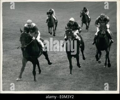 Juin 06, 1953 - Ouverture de la fusion d'Epsom Finition du Rosebery Handicap : Memorial Photo montre. La finale de l'Handicap Memorial Rosebery-le premier jour de la session d'été à l'affiche aujourd'hui d'Epsom ensorceleur de Pluchino gagnante (E. Smith) et d'approbation (L. Piggott) à la troisième place. Le gagnant a été monté par W. Snaith. Banque D'Images