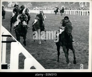 Juin 06, 1953 - reine gagne Royal Hunt Cup. Royal Ascot à Second-Day : Photo montre S.M. la Reine Te l'Choir Boy, monté b D. Smith, vu l'obtention de la Roya;l Hunt Cup au Ascot aujourd'hui. De Brunetto (G. Richards), 2ème, et colline (W.H. Carr), 3ème. Banque D'Images