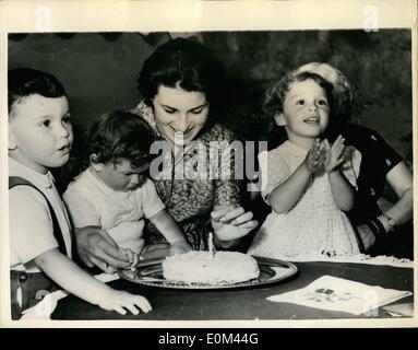 Juin 06, 1953 - Fille du célèbre écran italien star célèbre sa première Birtday-à Rome : Raphael De Laurentis-fille de producteur italien-Mangano-Italy Silvana et plus de jour à son domicile de Rome. Photo montre. Silvana Mangano détient sa fille Raphaël comme la lettre porte sur le gâteau d'anniversaire, avec une bougie-pendant la fête à Rome. À droite est sa fille aînée de trois ans, Véronique. Banque D'Images