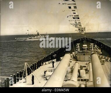 Juin 06, 1953 - Queen reviews flotte : Sa Majesté la Reine a examiné aujourd'hui les navires des marines étrangères et du Commonwealth. La photo montre le bateau HMS Surprise passe le drapeau arc du HMS Vanguard fleurie où les marins de la ligne de rails. Banque D'Images