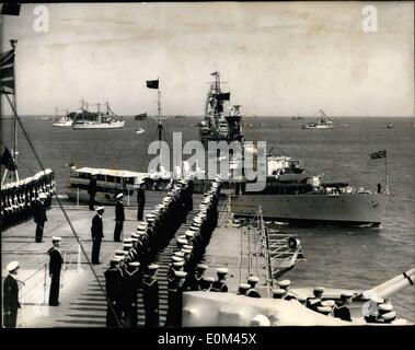 Juin 06, 1953 - Queen reviews flotte : Sa Majesté la Reine a examiné aujourd'hui les navires des marines étrangères et du Commonwealth à Spithead. Photo montre HM Frigate Surprise portant Sa Majesté passe le croiseur russe ''verdlev'' qui se trouve juste en face. Banque D'Images