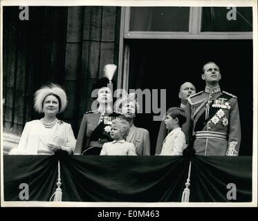 06 juin 1953 - Trooping la cérémonie de la couleur. Ce qui a pris les yeux des enfants: La reine Elizabeth II a pris le salut à la cérémonie de la couleur sur la parade des gardes à cheval aujourd'hui. L'occasion a marqué l'anniversaire officiel de sa Majesté. Le trooped de couleur était celui du premier Bataillon, les Grenadier Guards. La Reine portait l'uniforme du colonel en chef du régiment, une tunique écarlate, une jupe bleu foncé et un chapeau  avec l'insigne d'or et la plume blanche des Grenadiers . Photos montre H.M Banque D'Images