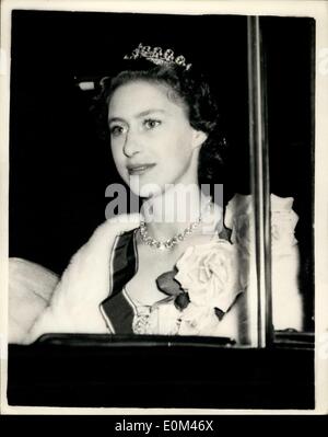 Juin 08, 1953 - Reine assiste à la soirée de gala à l'Opéra. La princesse Margaret arrive. La Reine, le duc d'Édimbourg, la Reine mère et la princesse Margaret est allé(e) à la Royal Gala de Gloriana '''' à l'Opera House, Covent Garden ce soir. Photo Keystone montre : la princesse Margaret arrivant pour le Gala de ce soir. Banque D'Images