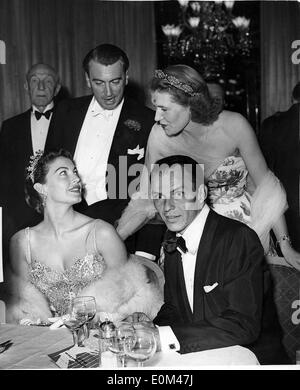 Frank Sinatra et Ava Gardner épouse lors d'une balle de couronnement Banque D'Images