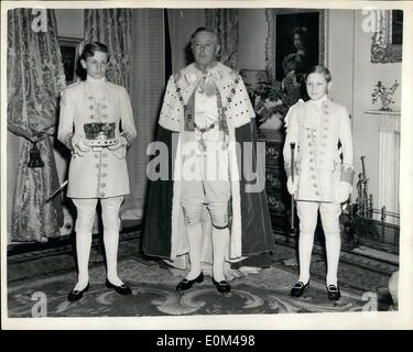 Mai 05, 1953 - Le duc de Norfolk en son couronnement Robes. : l'homme avec le plus gros travail en Grande-Bretagne aujourd'hui, l'homme derrière le planificateur préparations couronnement, l'Earl Marshal, le duc de Norfolk, photographié hier soir porter son propre jour coronation robes, avec lui sont sa page-garçons, James Drummond (à gauche), la tenue de la couronne du duc, et (à droite), Duncan da Vidson avec l'earl marshal's personnel. Banque D'Images