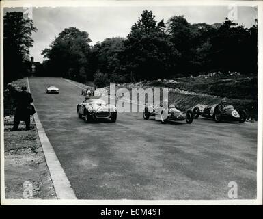 05 mai 1953 - pratique la course automobile à Crystal Palace : Des dispositions vont une tête au Crystal Palace motor racing track de la préparation de la première réunion le lundi de Pentecôte, le 25 mai, organisée par le British Automobile Racing Club. La construction de la nouvelle liaison section du tracé d'exclure la boucle intérieure est maintenant terminé. Plusieurs voitures de course ont été à la vitesse aujourd'hui, tester le nouveau circuit. La photo montre un groupe de voitures de course vu à la vitesse à la baisse la nouvelle approche rapide de la ligne d'arrivée - sur le nouveau circuit du Crystal Palace aujourd'hui. Banque D'Images