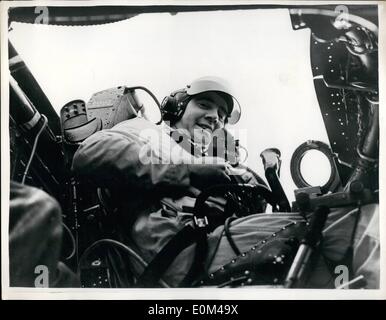 05 mai 1953 - le Britannique Canberra Jet Bomber établit un nouveau record mondial d'altitude de plus de 12 miles : il vient d'être officiellement annoncé que le Britannique Canberra Jet Bomber, alimenté par deux moteurs Bristol Olympus Turbo-jet, et piloté par ing Commander W.F. GIBB D.S.O., D.F.C. - le 4 mai. A établi un nouveau record mondial d'altitude pour les avions de classe C. Observé par les responsables du Royal Aero Club et de la Fédération aéronautique internationale - l'Olymps-Canberre a pris de l'aérodrome de Filton et 14.32 heures. Et a atterri à 15.33 heures après avoir créé un nouveau record de plus de 12 milles de hauteur Banque D'Images