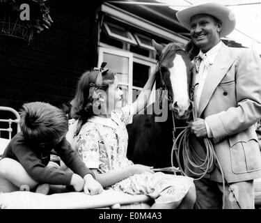 Gene Autry effectuant à la guerre des enfants de l'hôpital West Middlesex Banque D'Images