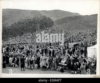 Juin 29, 1953 - Visite Royale à l'Écosse. Duc d'Édimbourg assiste à la légion britannique de dévouement. La photo montre la vue générale montrant la foule à la recherche en tant que le duc d'Édimbourg a inspecté les rangs durant la légion britannique (Écosse) Dévouement service - s'est déroulée à Queen's Park, Edinburgh. Banque D'Images