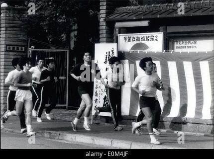 Juillet 07, 1953 - La Course au Japon : Le Japon a prises pour le jogging des groupes de coureurs huff & puff le long de rues, étouffé de trafic faire leurs milles. Un jog préférés est autour de l'Impérial Palace moat au centre-ville de Tokyo. Cependant cette photo a été prise à Kyoto, lorsqu'un groupe d'étudiants fait le tour tôt un matin. Banque D'Images