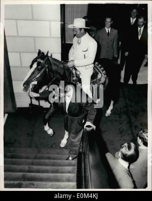 Juillet 07, 1953 - ''Champion'' va à la conférence de presse... ''En haut de l'escalier'' - pas moi - dit ''Champion''... Écran Cowboy star Gene Autry a pris son cheval ''Champion'' avec lui quand il est allé à la presse réception en leur honneur au Savoy ce soir. Photo : Keystone montre l'un des palefreniers tente d'amadouer ''Champion'' - avec Gene Autry - en haut de l'escalier - mais il n'irait pas - au Savoy ce soir. Banque D'Images