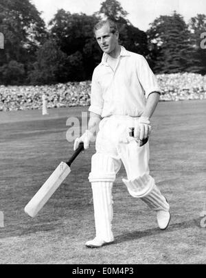 Le prince Philip joue le cricket Banque D'Images
