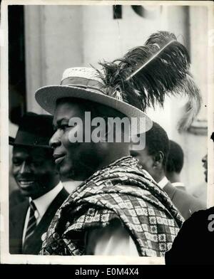 Juillet 07, 1953 - Constitution du Nigeria Conférence s'ouvre à Londres. Chef de F.S. Edah- avec son chapeau de paille garni de plumes : La Constitution nigériane Conférence s'est ouverte à 10. Carlton House Terrace, cet après-midi sous la direction de M. Oliver Lyttleton secrétaire colonial. Photo montre : le port d'un chapeau de paille et plumes uniques attributs- est chef F.S. « Edah comme il arrive à 10. Carlton House Terrace cet après-midi. Banque D'Images