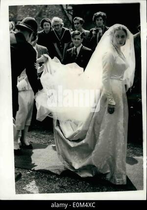 Juillet 07, 1953 - LES CLIENTS DE ROYAL COUNTRY WEDDING...POLICIER DISPOSE LES BRIDE'S TRAIN. La Reine Mère et la princesse Margaret étaient parmi les invités au mariage cet après-midi à Saint Mary's Hambeldon, du député. LAURA SMITH 21 yearr vieille fille de Lord et Lady Hambeldon et M. MICHAEL BRAND 28 ans, fils de Dame Rosabelle marque... PHOTO : KEYSTONE montre une place d'aide à organiser le train - de la mariée un policier que la mariée est arrivée pour le mariage cet après-midi. Banque D'Images